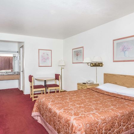 Super 8 By Wyndham Phoenix Metro North Luaran gambar